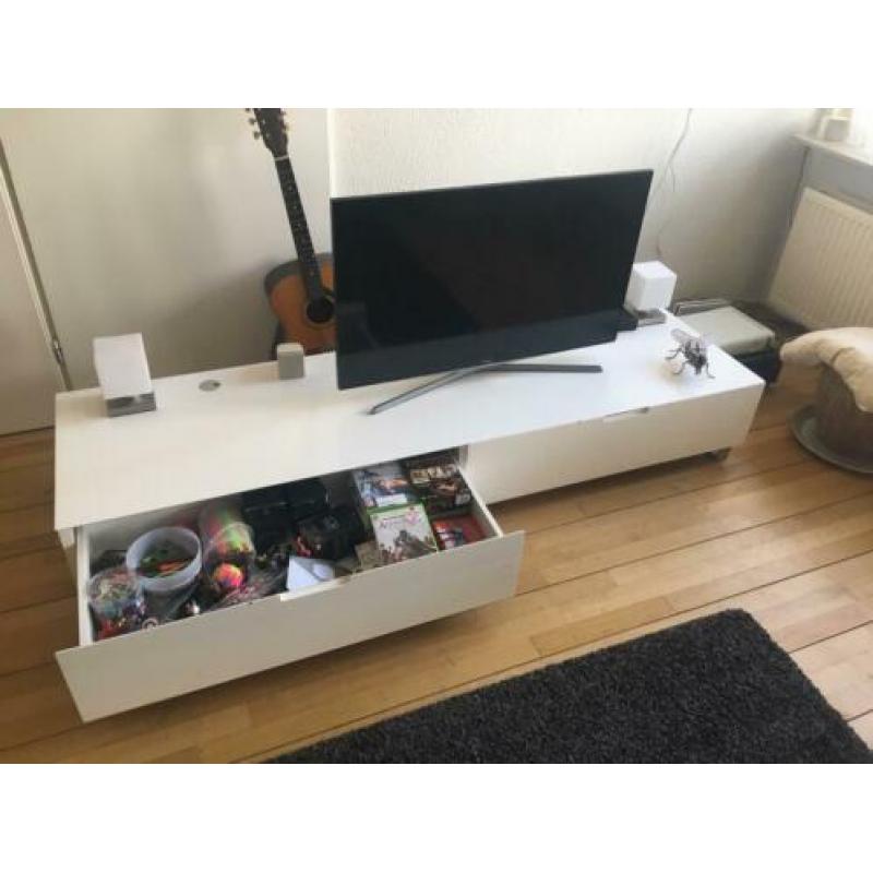 Design tv kast. Strak hoogglans wit.