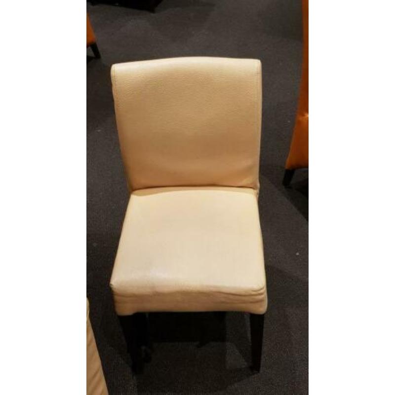 Ongeveer 600 leren stoelen , kan ook in kleinere partijen