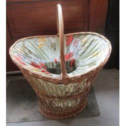 Wasmand van riet met stoffen binnen bekleding