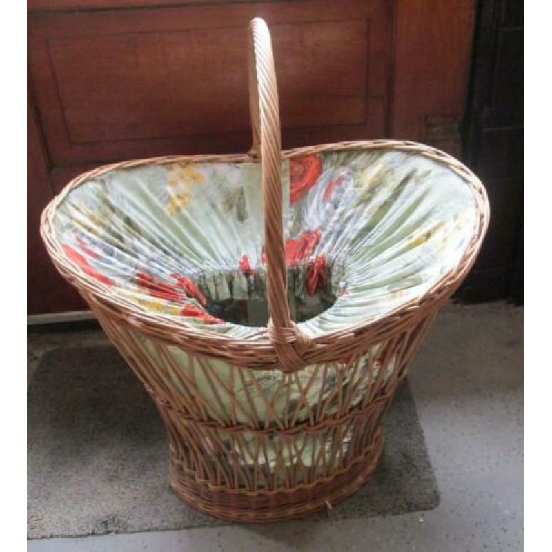 Wasmand van riet met stoffen binnen bekleding