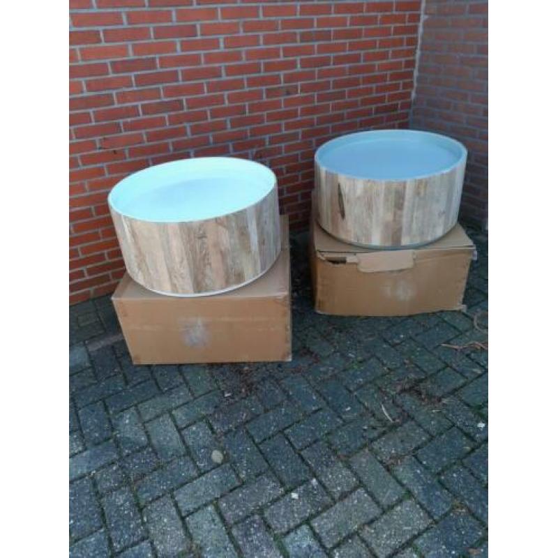 Partij Meubels, stoelen en tafels. industrieel, design