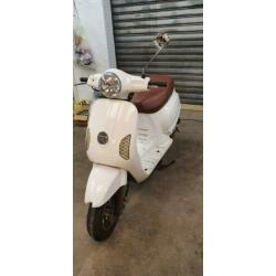 Zeer nette vespa look-a-like scooter 25km/h blauw kenteken