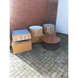 Partij Meubels, stoelen en tafels. industrieel, design