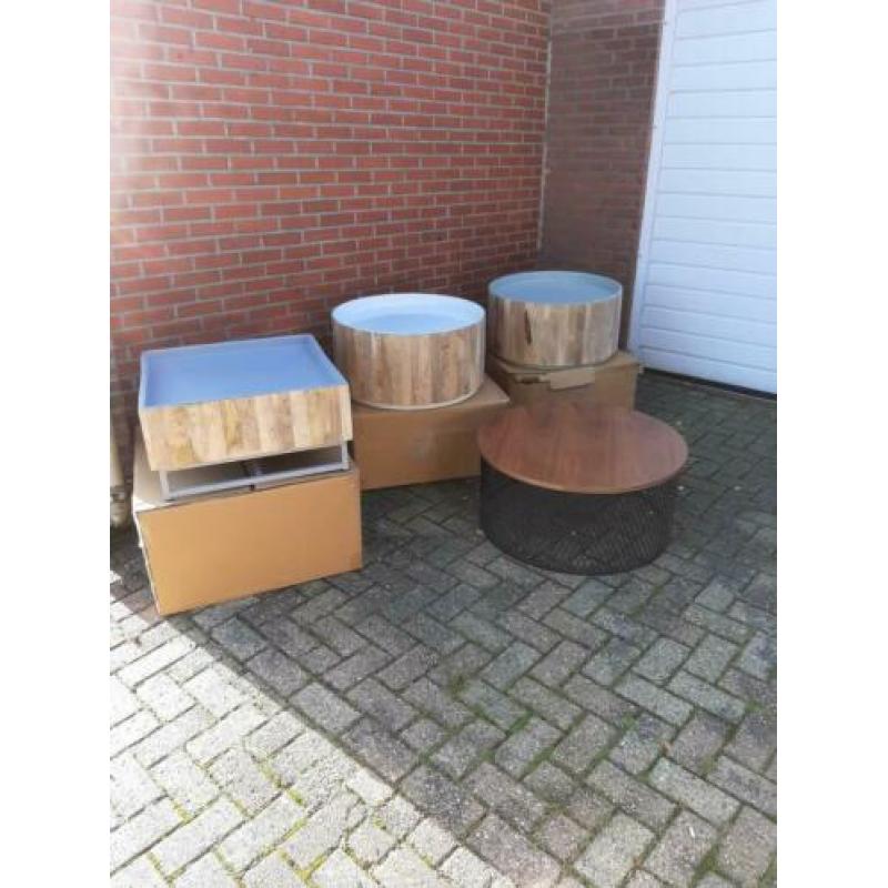 Partij Meubels, stoelen en tafels. industrieel, design