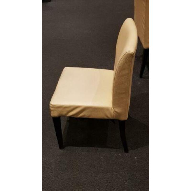 Ongeveer 600 leren stoelen , kan ook in kleinere partijen