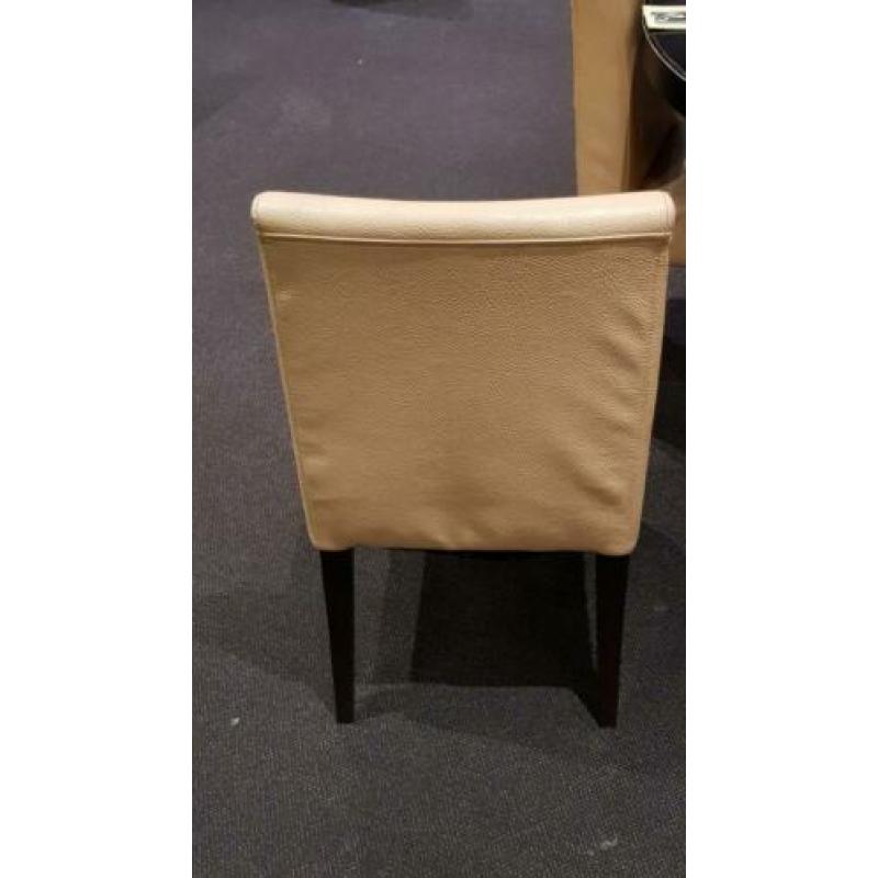 Ongeveer 600 leren stoelen , kan ook in kleinere partijen