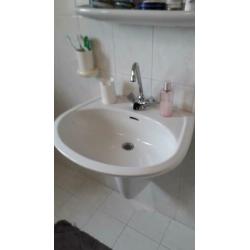 Nog mooie , hele en nette wasbak met koud en warm water kraa
