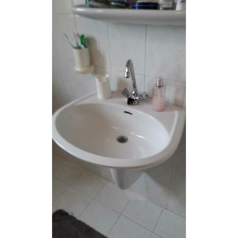 Nog mooie , hele en nette wasbak met koud en warm water kraa