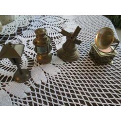 4 koperen letterbak o.a. grammofoon,molen olielamp,lantaarn