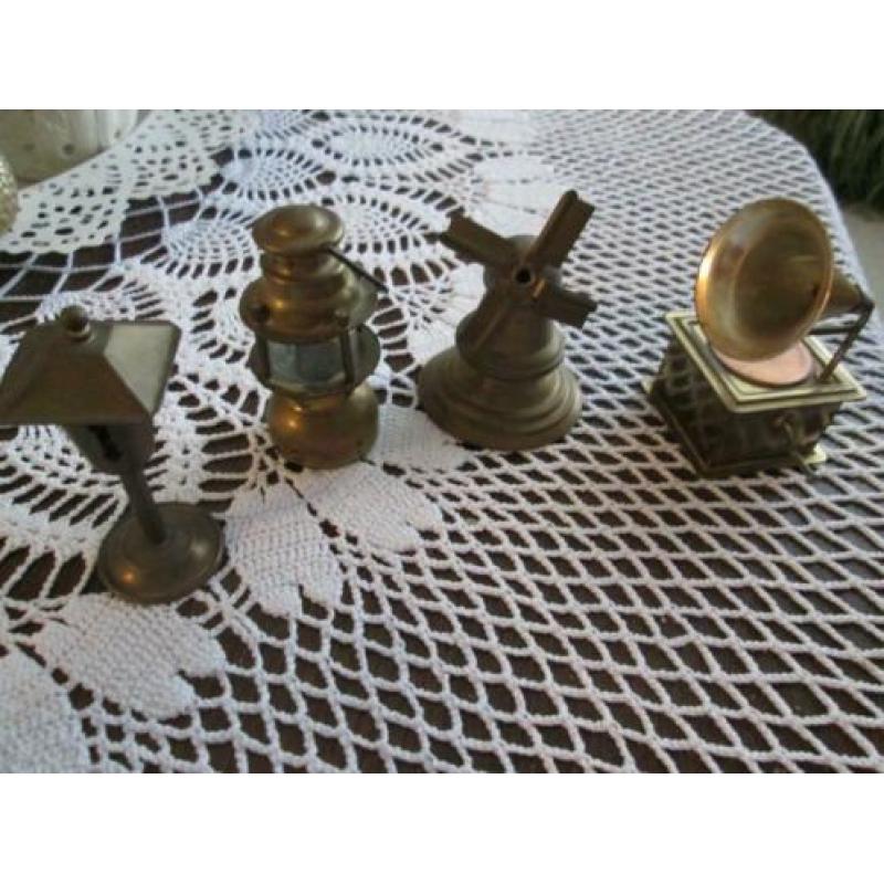 4 koperen letterbak o.a. grammofoon,molen olielamp,lantaarn