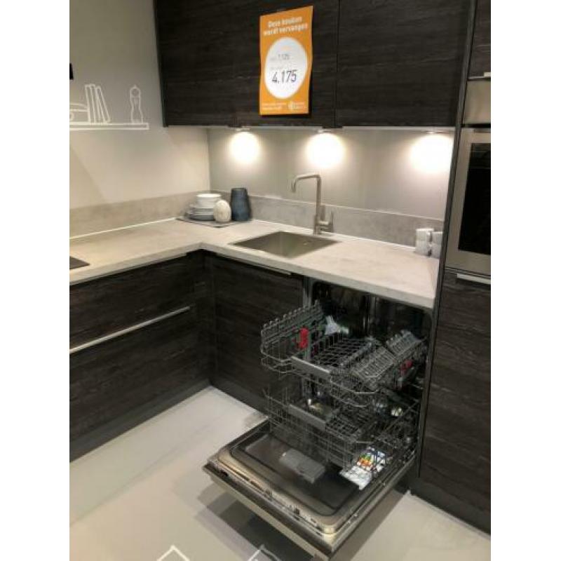 Luxe complete houten keuken! >>MOET WEG<<