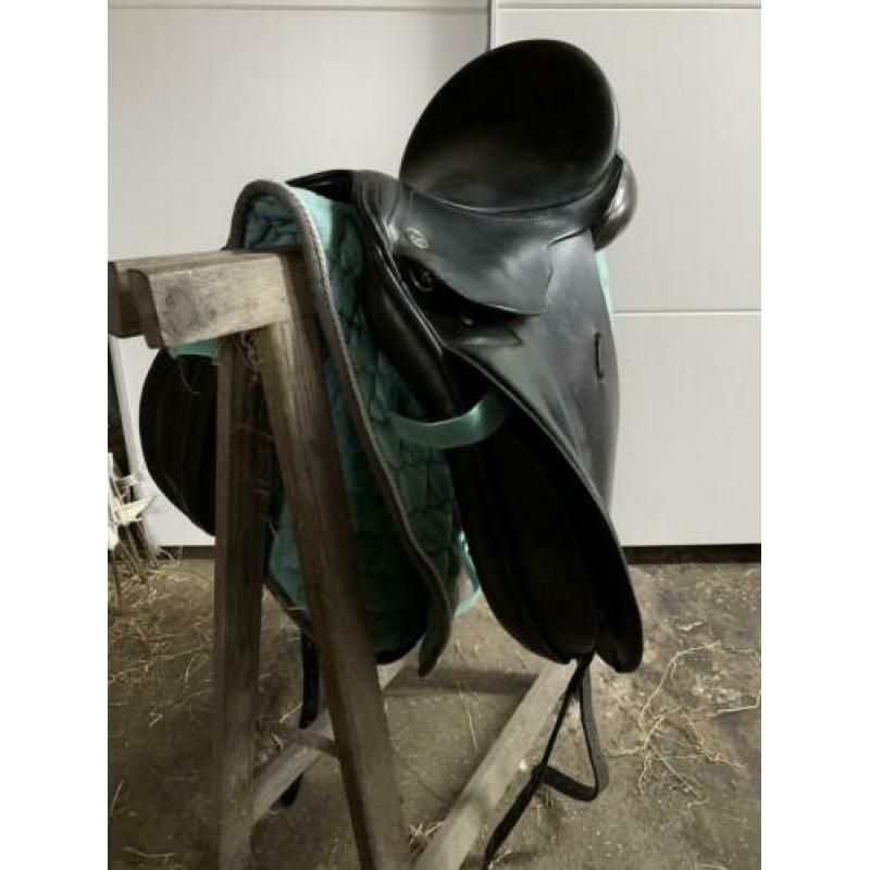 In prima staat Kieffer dressuurzadel 17 inch maat1