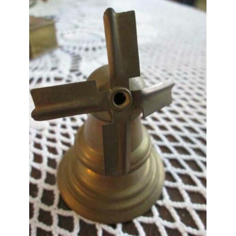 4 koperen letterbak o.a. grammofoon,molen olielamp,lantaarn