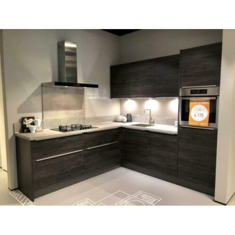 Luxe complete houten keuken! >>MOET WEG<<