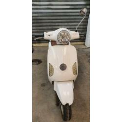 Zeer nette vespa look-a-like scooter 25km/h blauw kenteken
