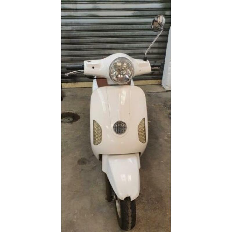 Zeer nette vespa look-a-like scooter 25km/h blauw kenteken