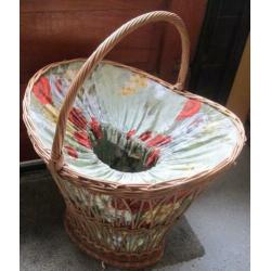 Wasmand van riet met stoffen binnen bekleding