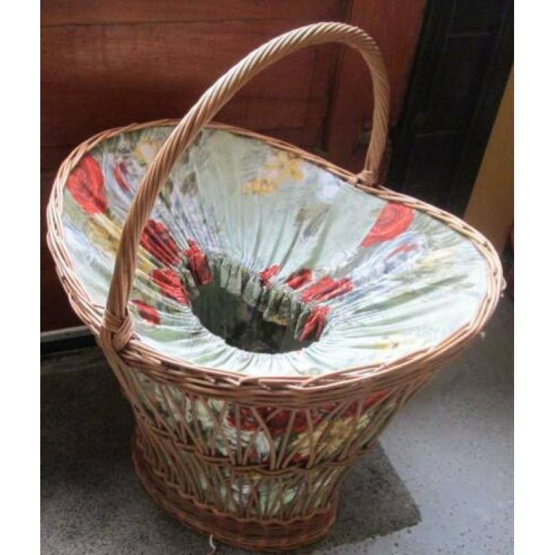 Wasmand van riet met stoffen binnen bekleding