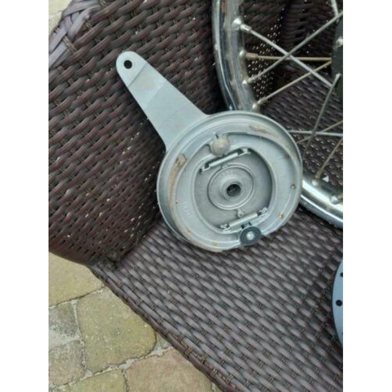 triumph pre unit wheels + 1x tank voor 3 cylinder