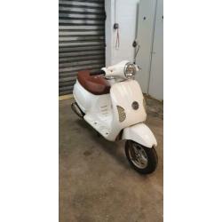 Zeer nette vespa look-a-like scooter 25km/h blauw kenteken