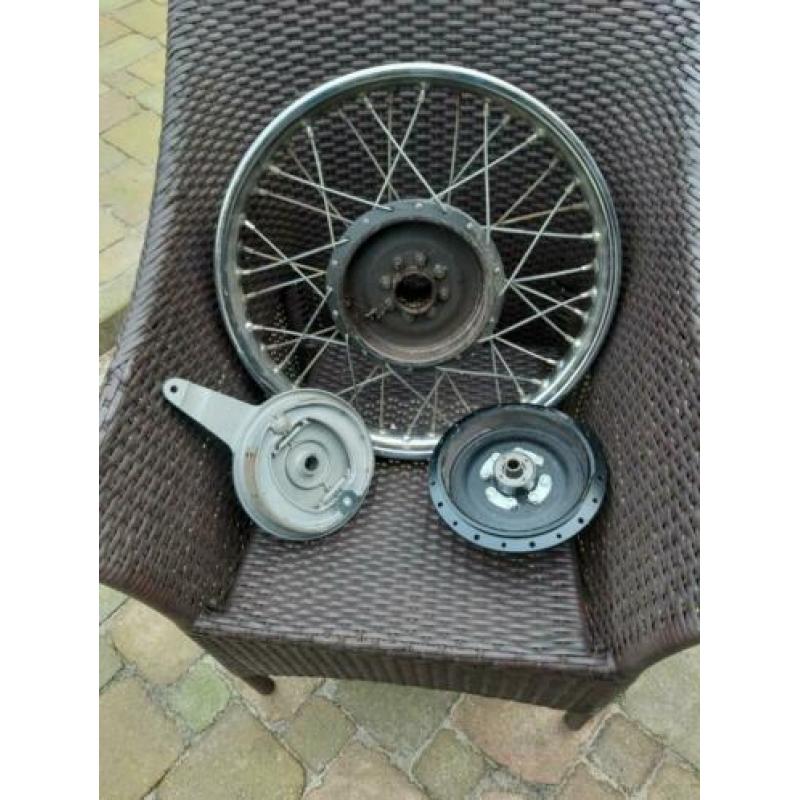 triumph pre unit wheels + 1x tank voor 3 cylinder
