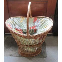 Wasmand van riet met stoffen binnen bekleding