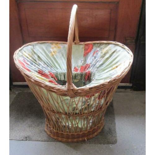 Wasmand van riet met stoffen binnen bekleding