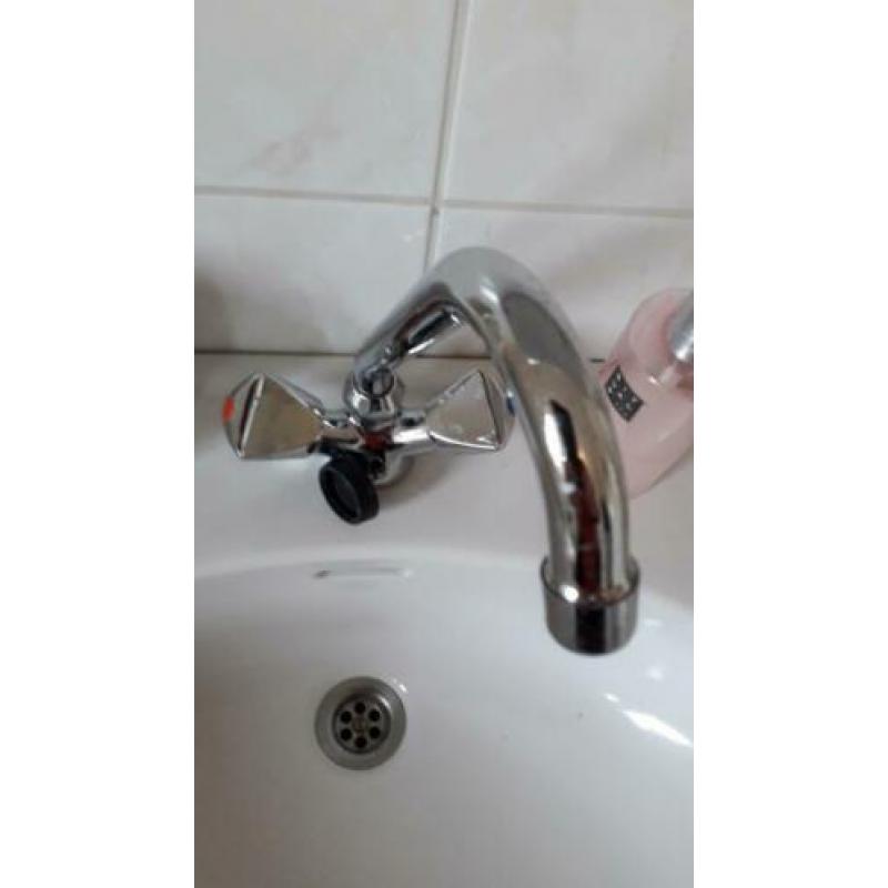 Nog mooie , hele en nette wasbak met koud en warm water kraa