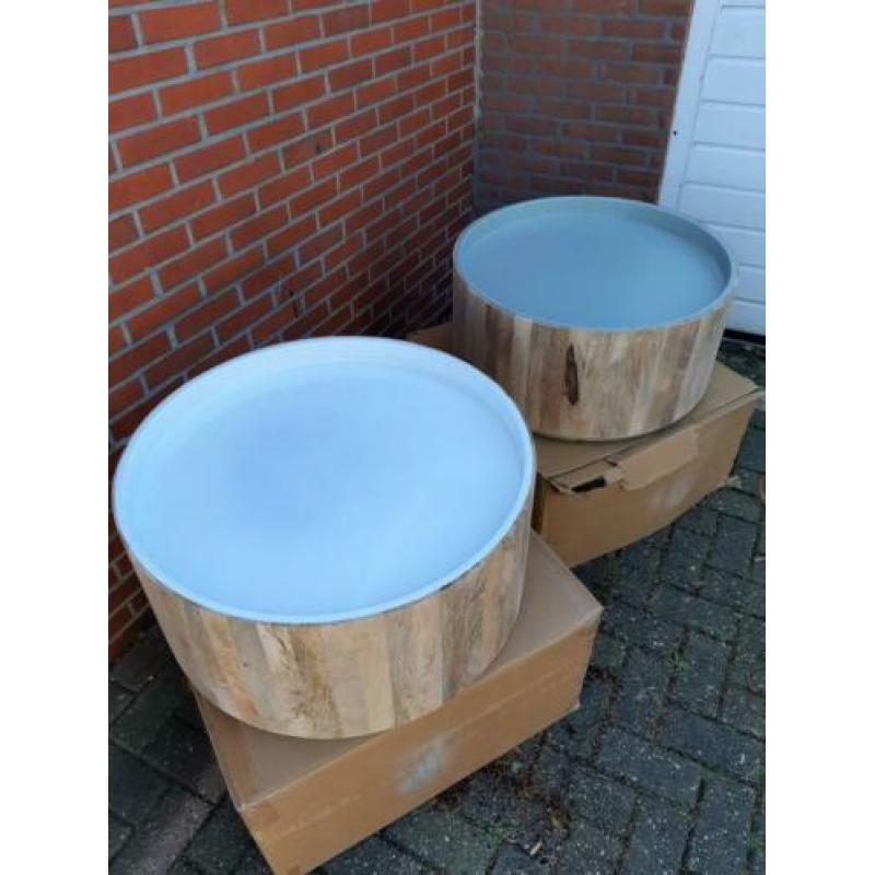 Partij Meubels, stoelen en tafels. industrieel, design
