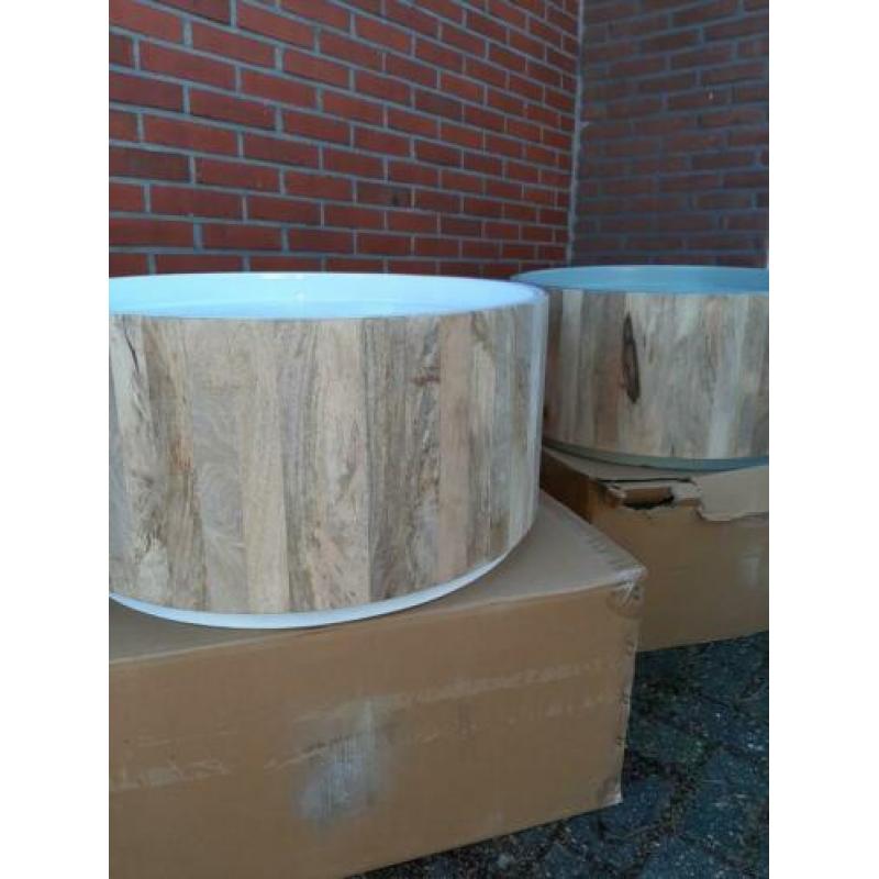 Partij Meubels, stoelen en tafels. industrieel, design