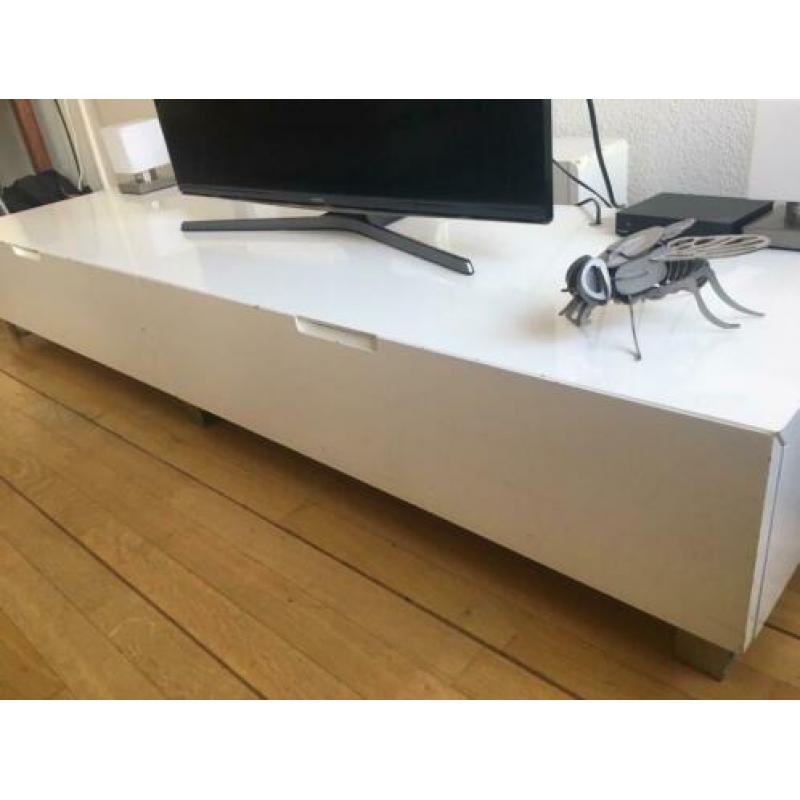 Design tv kast. Strak hoogglans wit.