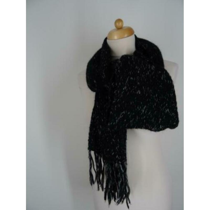 COLLEGE STYLE EMMA zwarte/wit gebreide sjaal met wol.