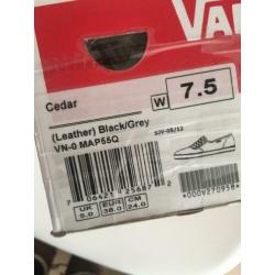 Leren zwarte Vans, nieuw in de doos.