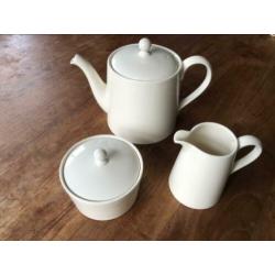 Wedgwood plain ivory theepot suikerpot melkkan/roomstel