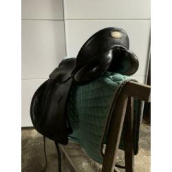 In prima staat Kieffer dressuurzadel 17 inch maat1