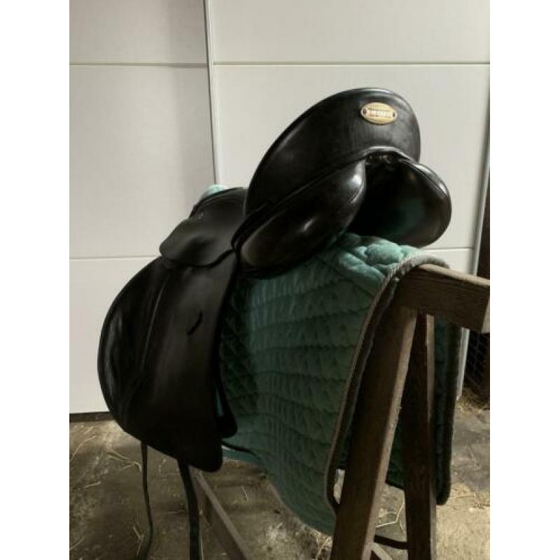 In prima staat Kieffer dressuurzadel 17 inch maat1