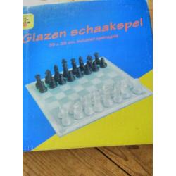Glazen schaakspel ,zo goed als nieuw