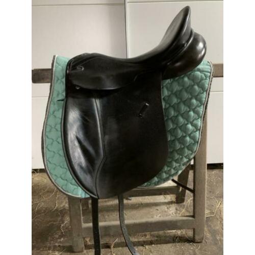 In prima staat Kieffer dressuurzadel 17 inch maat1