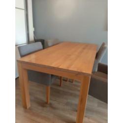 Mooie nette eettafel met stoelen.