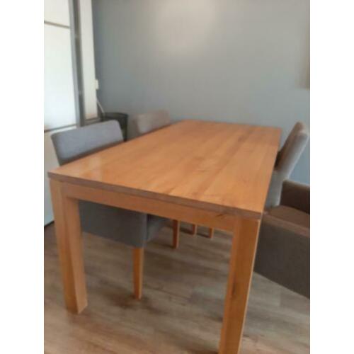 Mooie nette eettafel met stoelen.