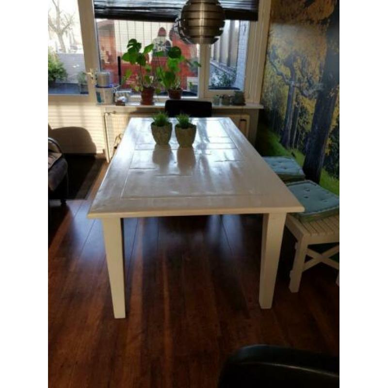 50 euro. Witte eettafel, poten kunnen los.