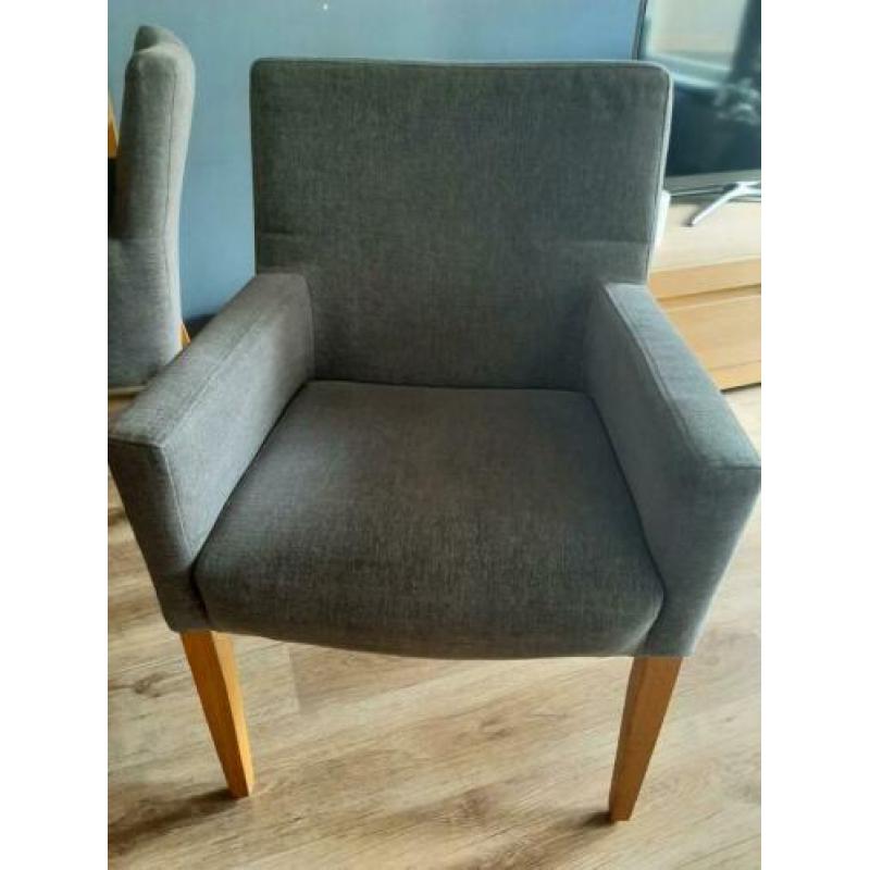 Mooie nette eettafel met stoelen.