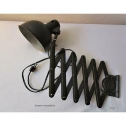 Antieke industriële wandlamp