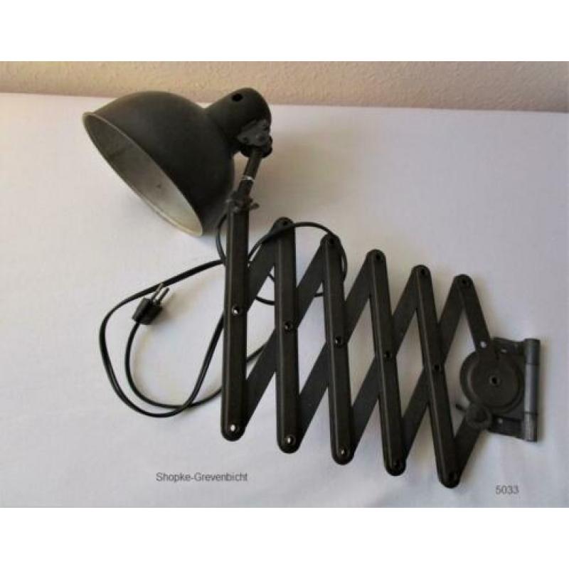 Antieke industriële wandlamp