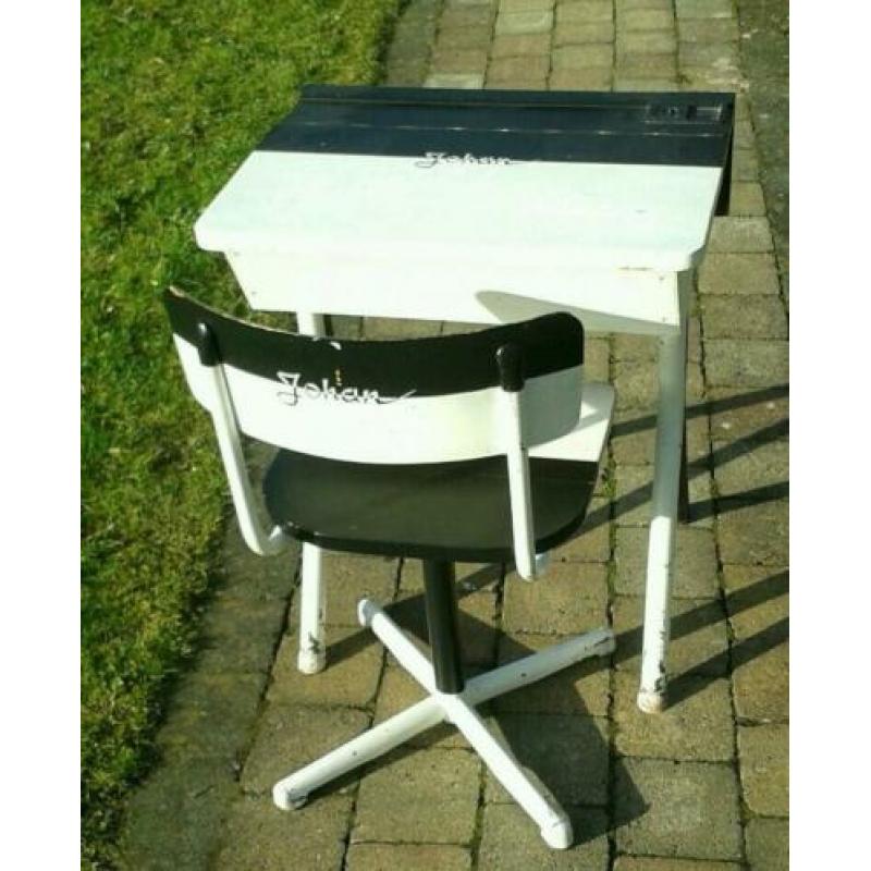 Lessenaar met stoel