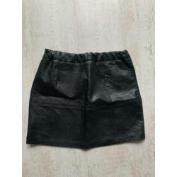 Leuke leatherlook rok van Saar en Suus maat XS 176