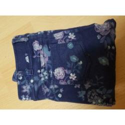 Donkere lange broek met bloemen (mt 110)