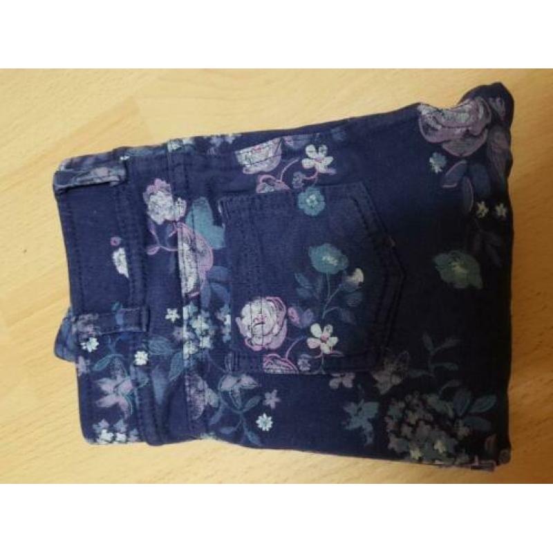 Donkere lange broek met bloemen (mt 110)
