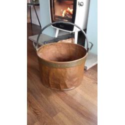 Koperen pot voor haardhout
