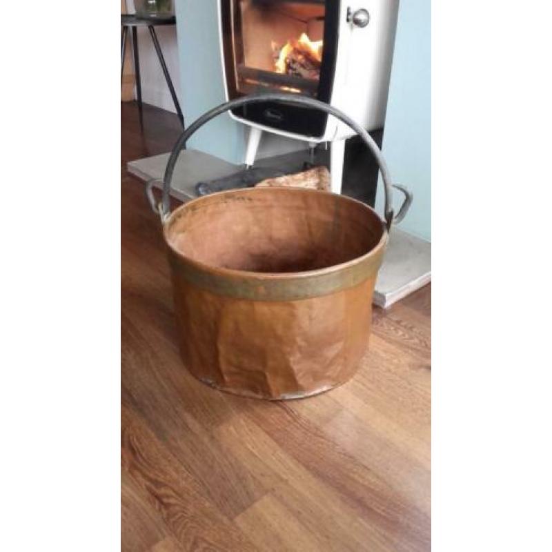 Koperen pot voor haardhout